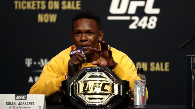 Israel Adesanya mengejek Paulo Costa yang mengaku mabuk saat ia kalahkan jelang lawan Jan Blachowicz di UFC 259.