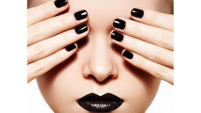 Nail Art: Bermain Dengan Warna Hitam