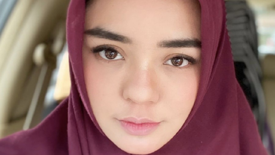 Gita Sinaga memamerkan potret dirinya yang berhijab, netizen pun sibuk tanya soal agama.