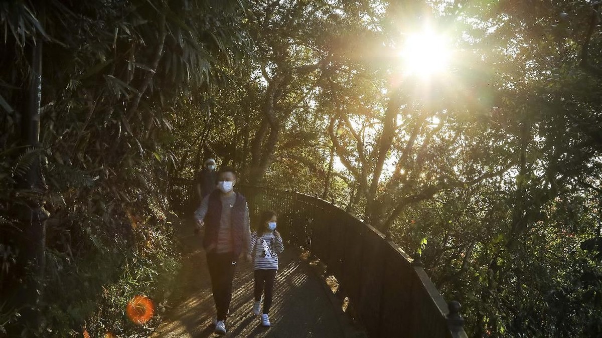 FOTO: Mendaki Bukit, Mengusir Galau Corona