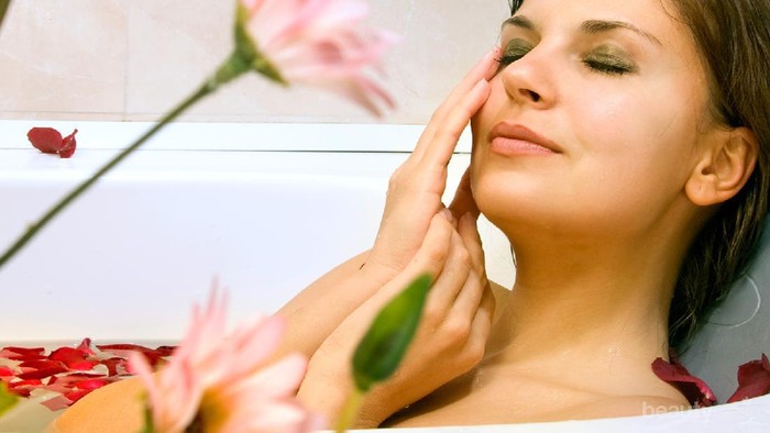 4 Tips Relaksasi Ketika Mandi