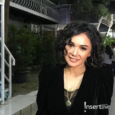 Yuni Shara Asyik Berjemur, Penampilan Cetarnya Bikin Netizen Salah Fokus