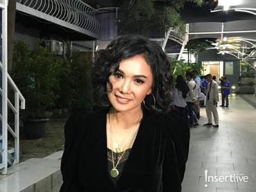 Yuni Shara Asyik Berjemur, Penampilan Cetarnya Bikin Netizen Salah Fokus