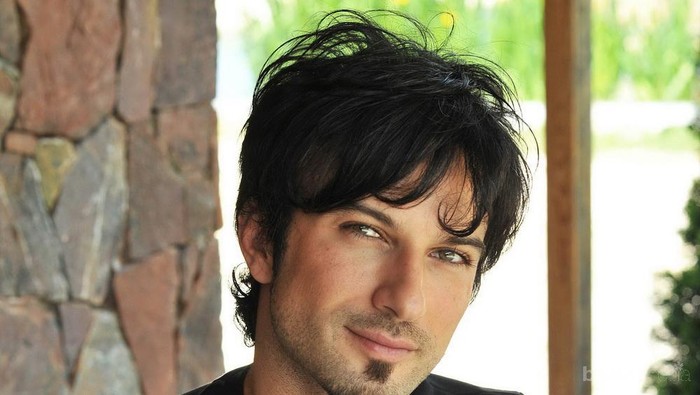 13 Selebriti Pria dengan Mata yang Mengagumkan