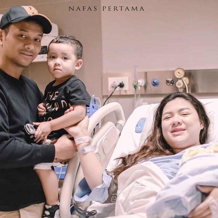 <p>Ibu dua anak ini mengaku, wajahnya masih bengkak setelah melahirkan. Ia salut dengan ibu-ibu lain yang bisa tampil cantik setelah melahirkan, Bun. Namun, penampilan Vicky pun tak kalah curi perhatian. (Foto: Instagram @vickyshu)</p>