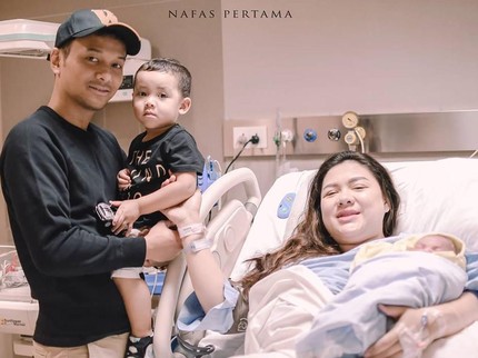 7 Potret Vicky Shu Pasca Melahirkan Anak Kedua, Cantiknya Curi Perhatian