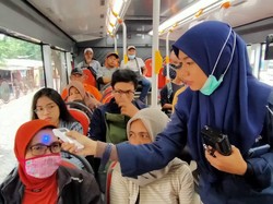 Penumpang Bus Suroboyo Tak Luput dari Pemeriksaan Suhu Tubuh Cegah Corona