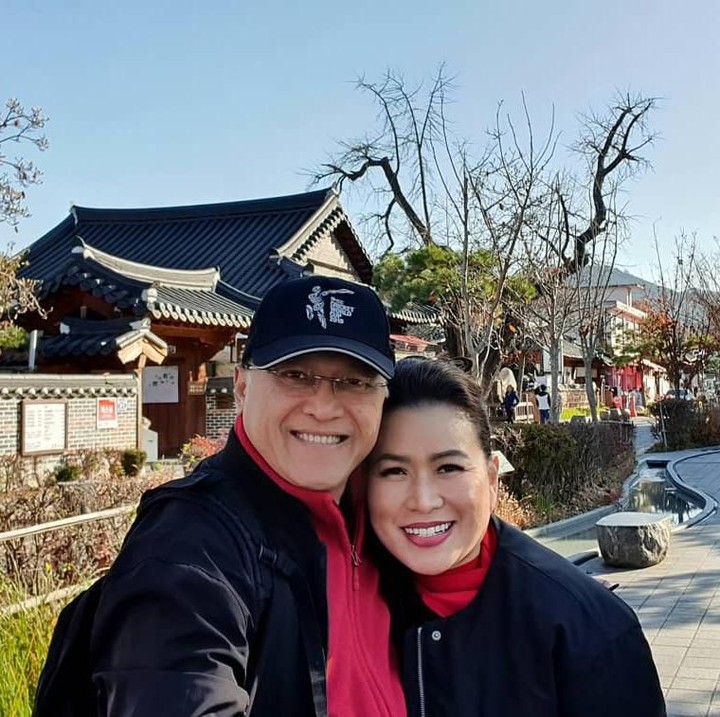 <p>Menikmati masa tua, Mario lebih sering traveling bersama istrinya, Linna. Mereka beberapa kali mengunggah foto liburan di media sosial Instagram. Keduanya sempat traveling ke Korea Selatan pada 2019 lalu. (Foto: Instagram @linnateguh)</p>