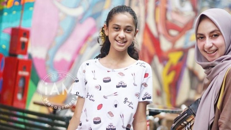 Avi Basalamah menghadapi tantangan besar dalam mendidik anak perempuannya, Asila. Lantas kenapa istri presenter Ramzi ini hingga menerapkan ribuan aturan?