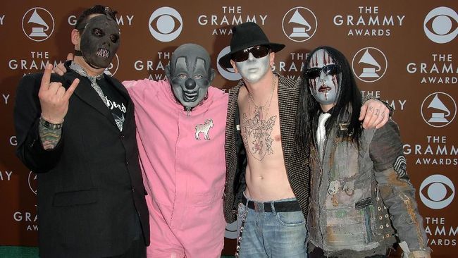 US metal band Slipknot arrive at the 47th Grammy awards ceremony in Los Angeles 13 February 2005.     AFP PHOTO/Lee CELANO (Photo by LEE CELANO / AFP)