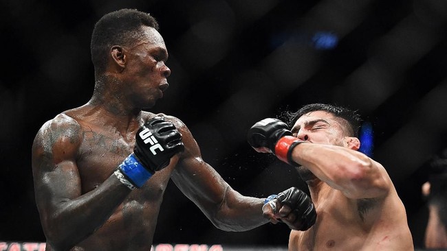 Israel Adesanya memiliki berat badan yang lebih ringan ketimbang Jan Blachowicz saat sesi timbang badan UFC 259.