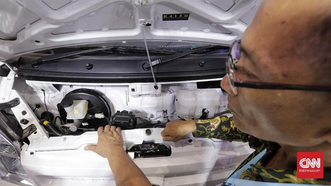 PT Sokonindo Automobile (DFSK) dengan merilis mobil listrik komersial pertama di Indonesia Gelora E dalam ajang GIICOMVEC 2020. Jakarta, Kamis, 5 Maret 2020. DFSK Gelora E terlahir dalam 2 varian yaitu van dan blind-van. Keduanya dibekali motor listrik bertenaga baterai yang mampu menghasilkan tenaga sebesar 30 kWh dengan torsi maksimum 80 Nm. Dengan baterai berkapasitas 42 kWh, DFSK Gelora E diklaim mampu menempuh jarak sekitar 300 km. Pengisian dayanya pun telah didukung fitur quick charge, 0-80% dalam 80 menit. Sedangkan charging time normal sampai penuh, bisa mencapai 8 jam. CNN Indonesia/Adhi Wicaksono