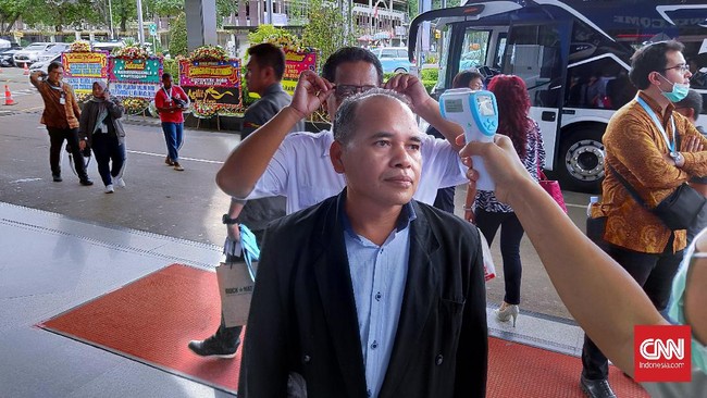 Pengunjung yang suhu tubuhnya normal dipersilakan masuk dan diberi tanda stiker berwarna jingga sebagai penanda.