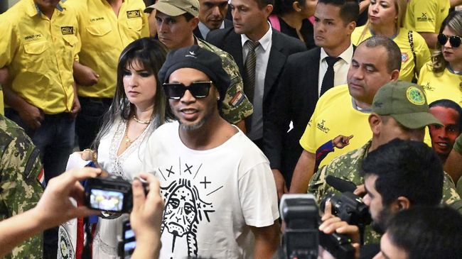 Ronaldinho watches football and basketball before going to Rans FC