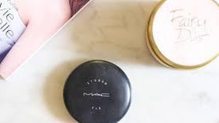 Powder Foundation yang Dapat Membuat Wajah Terlihat Mulus: MAC Studio Fix Powder Plus Foundation