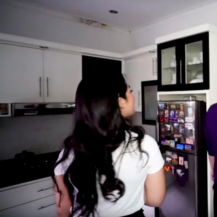 <p>Dapur rumah Gracia tampak sederhana masih dengan nuansa hitam putih. (Foto: YouTube channel Adiez Gilang)</p>
