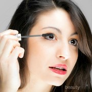 Kasih tips dong gimana caranya pakai maskara biar enggak ngegumpal?