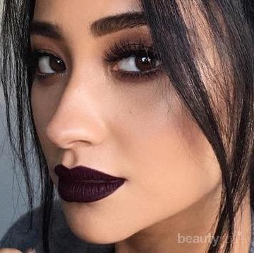 img-title Ladies, Ikuti Tips Ini Agar Kamu Terlihat Lebih Keren dengan Lipstick Gelap