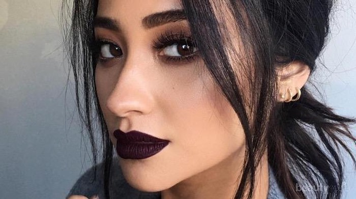 Ladies, Ikuti Tips Ini Agar Kamu Terlihat Lebih Keren dengan Lipstick Gelap