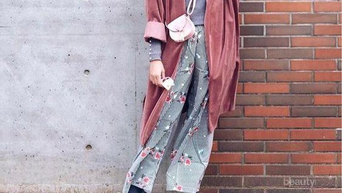 Anti Bergaya Feminin, Ini Pilihan Gaya Hijabers Sporty Saat Pakai Rok