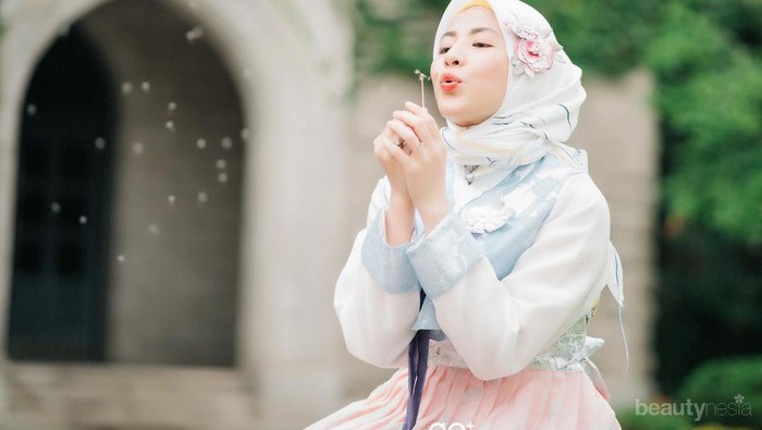 Lucu Banget! Ini Dia Style Hijab Natasha Rizky Saat ke Korea!
