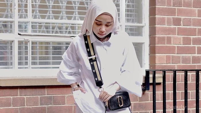 Tak Melulu Kulot Polos, Ini Padu Padan Monochrome Striped Trousers Hijab yang lebih Hits!