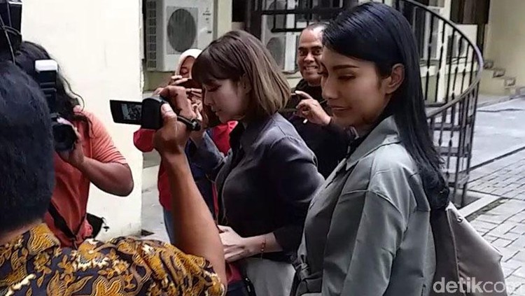 Akun endorse selebriti diduga telah melakukan carding. Kasus ini pun menyeret Gisel, Tyas Mirasih dan Awkarin diperiksa polisi. Baca fakta di sini, Bunda.