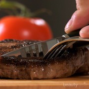 [FORUM] Kalau potong steak pakai pisau, kamu akan menyuap garpu pakai tangan kanan atau kiri?