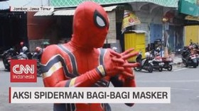 VIDEO: PMI dan Spiderman Bagi-bagi Masker Bagi Pengguna Jalan