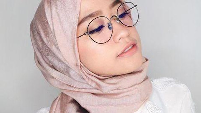 [FORUM] Pakai pashmina kok malah bikin pipi terlihat tembam ya...
