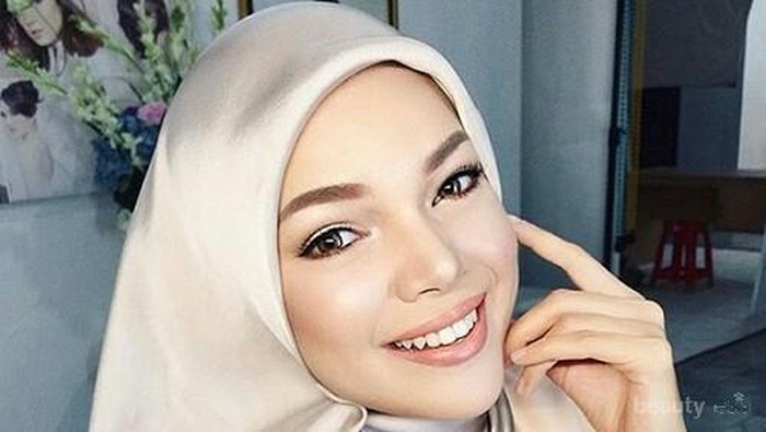 Anggun Banget! Ini Dia Style Para Penyanyi Indonesia Berhijab Saat Manggung!