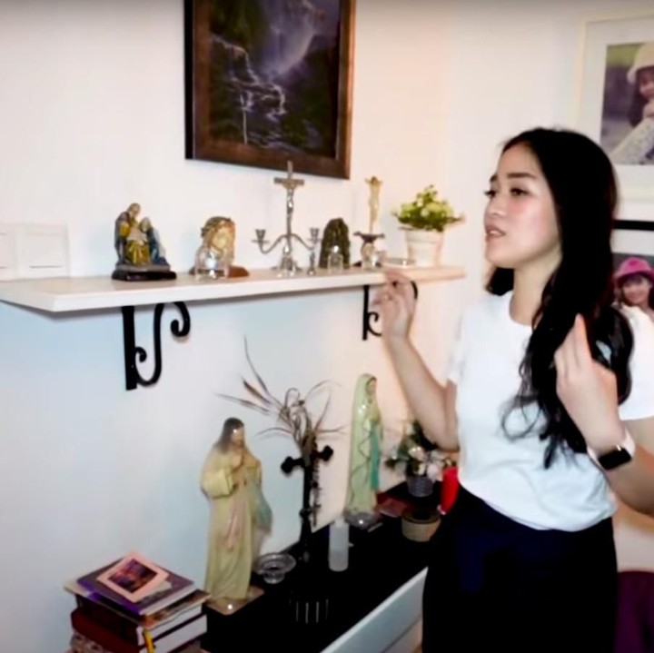 <p> Di sudut ruang keluarga, terdapat tempat khusus berdoa. (Foto: YouTube channel Adiez Gilang)</p>