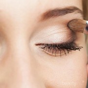 Tanpa Ribet dan Hasil Flawless, Ini Dia 6 Tips Memulaskan Eyeshadow untuk Pemula!