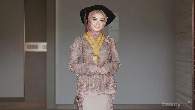 Intip Inspirasi Kebaya Wisuda Ala Selebgram Hijab yang 