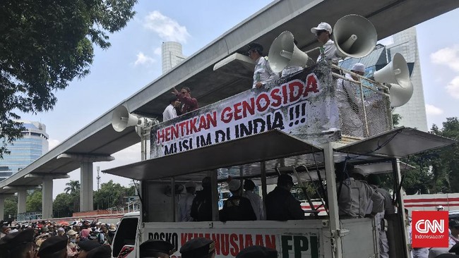 Massa aksi demonstrasi tumpah ruah memadati jalanan sekitar Kedutaan Besar India memprotes Dubes India yang mangkir dalam pertemuan dengan ormas di MUI.