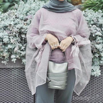 Trik Padu Padan Tepat untuk Gaya Kondangan Hijab dengan Baju Berbahan Transparan