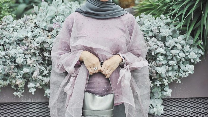 Trik Padu Padan Tepat untuk Gaya Kondangan Hijab dengan Baju Berbahan Transparan