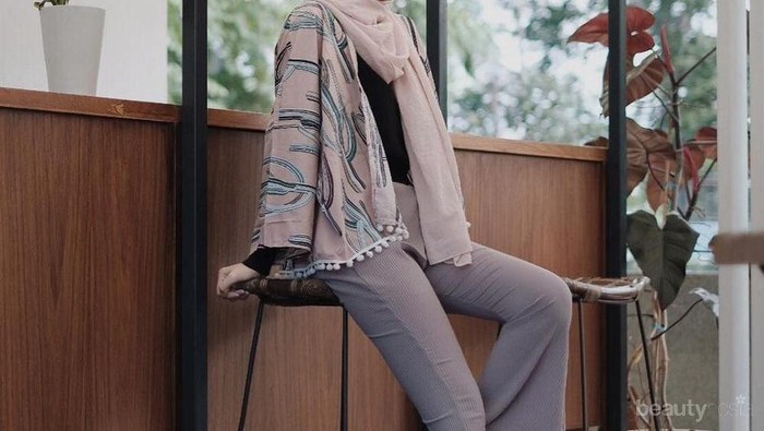 Kekinian Banget! Ini Dia Gaya Aghnia Punjabi Saat Memakai Flare Pants Hijab