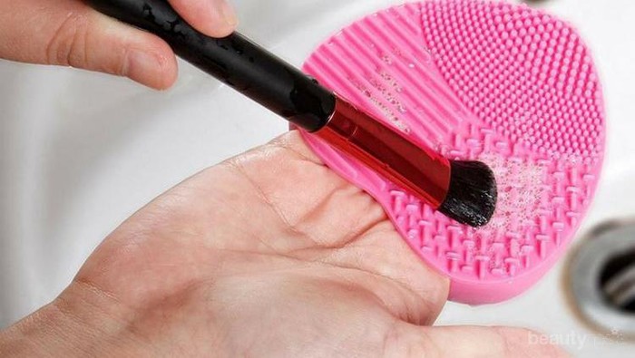 [FORUM] Biasanya kalian pakai sabun apa untuk bersihin brush atau spons makeup?