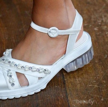 img-title Siapkan Budget dari Sekarang! Ini Dia Model Sepatu yang Bakal Jadi Tren di Tahun 2018