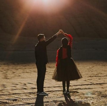 img-title Tak Melulu di Studio, Gaya Prewedding Hijab di Alam Ini Lebih Bikin Kamu Iri Banget!