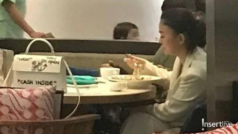 Tas unik Agnez Mo senilai Rp18 juta mencuri perhatian netizen ketika dirinya tengah beribadah dengan Raphael Maitimo. 