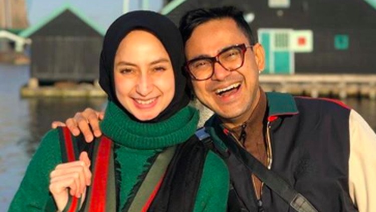Pasangan selebriti begitu rentan terhadap isu miring. Lalu, bagaiamana cara Avi Basalamah dan Ramzi menjaga keharmonisan? Simak curhatan Avi berikut ini.