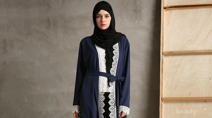 Ladies, Ini Dia Trik Memakai Abaya Supaya Nggak Terlihat Tua