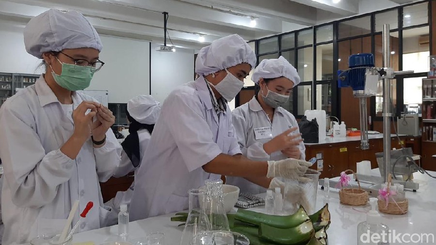 Ini 3 Cara Membuat Hand Sanitizer Sendiri Berikut beberapa cara untuk membuat hand sanitizer yang sudah mulai langka di pasaran.