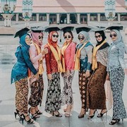 [FORUM] Tren Foto Wisuda Pakai Kacamata Gaya, Kekinian atau Norak?
