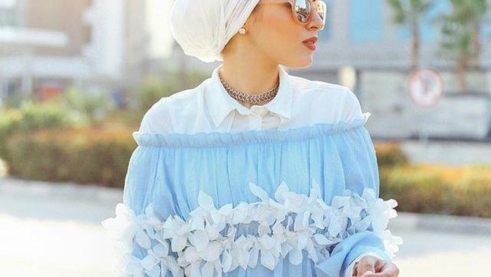 Hijabers, Begini Tips Agar Terlihat Stylish Menggunakan Atasan Off Shoulder