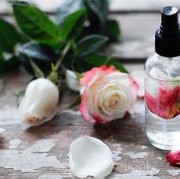 Ada yang pakai Face Mist Air Mawar? Katanya bisa bikin wajah lembap ya?