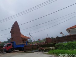 Gapura Pasar Rakyat Mojokerto Ambruk, Dana Pembangunan Dikorupsi?