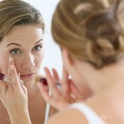 Ladies, Inilah Tips Jitu Menutupi Dark Circles dengan Menggunakan Concealer!